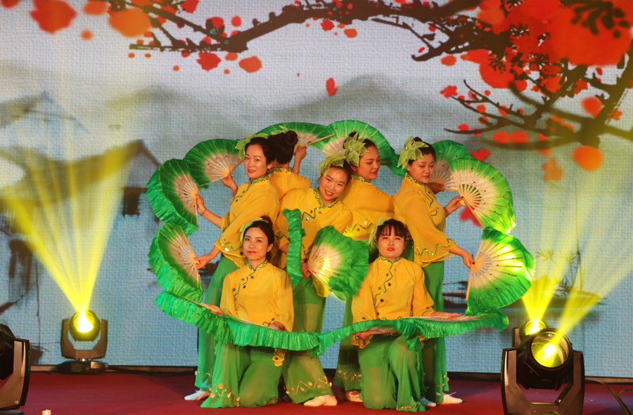 太阳成光电2019年联欢晚会\舞蹈-落花.jpg
